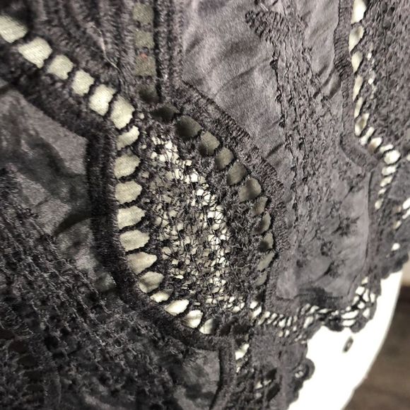 Gorgeous blouse boat neckline, embroidered with lace Banana Republic small NWOT - Picture 8 of 16